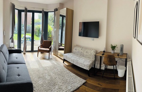 Harrow House | Elegant 4-Bed House in Harrow - Pet & Child Friendly Stay