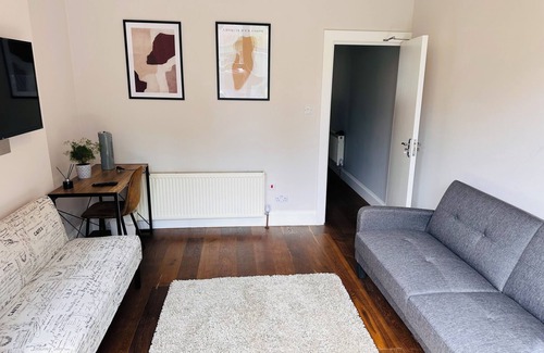 Harrow House | Elegant 4-Bed House in Harrow - Pet & Child Friendly Stay