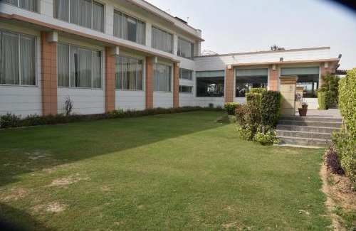 New Delhi Hotel | Indulge in Opulent by Udman Chhattarpur's Delightful Amenities