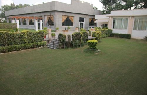 New Delhi Hotel | Indulge in Opulent by Udman Chhattarpur's Delightful Amenities