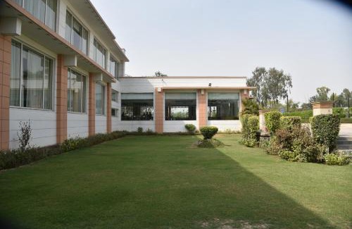 New Delhi Hotel | Indulge in Opulent by Udman Chhattarpur's Delightful Amenities