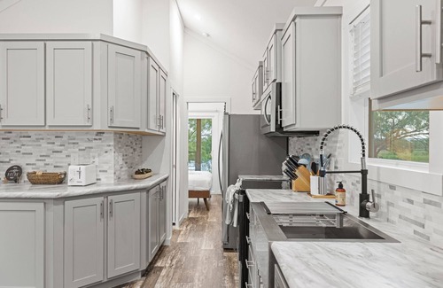 Fredericksburg Cabin | Opulent Classic Cabin at the SKYE Texas Hill Country Resort!