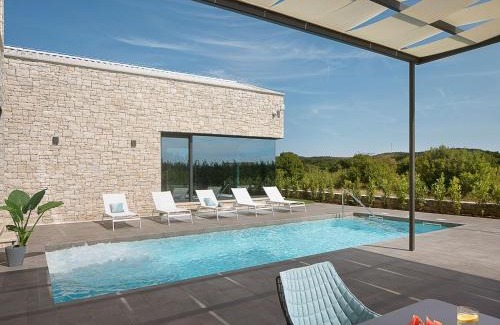 Bale Villa | Elegant Villa Vita: 4 Bedrooms with Indoor/Outdoor Pools