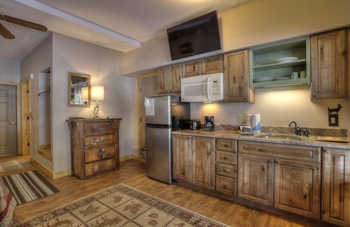 Oquossoc Hotel | Inviting OMCS #2 Suite with Kitchenette in Oquossoc