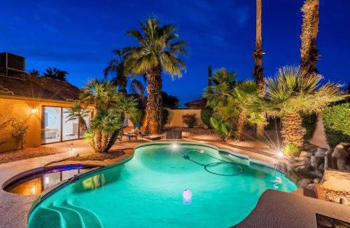Paradise Valley Village House | Experience Oraibi Oasis: Pool, Spa & Putting Green Awaits
