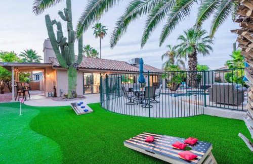 Paradise Valley Village House | Experience Oraibi Oasis: Pool, Spa & Putting Green Awaits