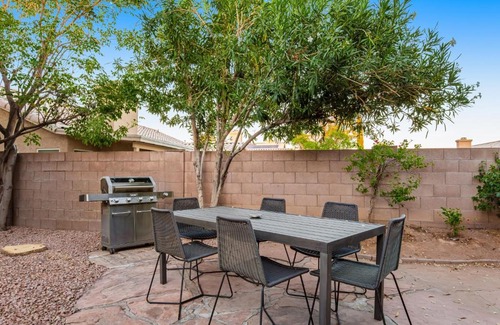 Paradise Valley Village House | Discover Oraibi Oasis: Family-Friendly with Pool Access