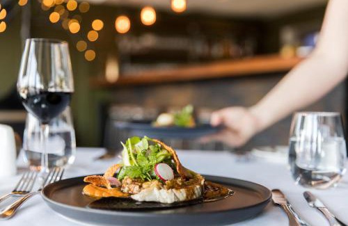 Dubbo Hotel | Oceanfront Orana Motel: Family-Friendly with Pool & Dining
