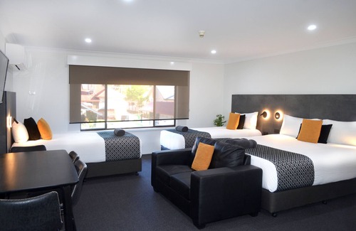 Dubbo Hotel | Discover Orana Motel Dubbo: Family-Friendly with Pool Access