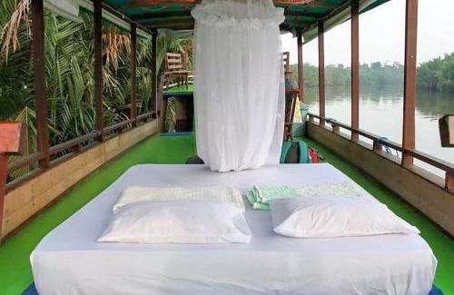 Kumai Boat Rental | Comfortable Stay at Orang Utan Houseboat 2 with Breakfast