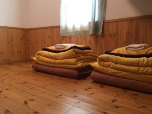 Fujikawaguchiko House | Cozy Orange Cabin Inn: Top-Rated Getaway with Kitchen