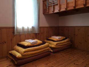 Fujikawaguchiko House | Cozy Orange Cabin Inn: Top-Rated Getaway with Kitchen