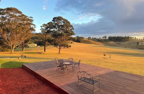 Lovedale Cottage | Cozy Orange Cottage in Lovedale: Family and Pet Friendly