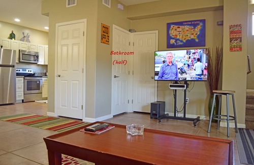 Palo Verde House | Cozy Orange House Suites with Spa and Breakfast Near UA