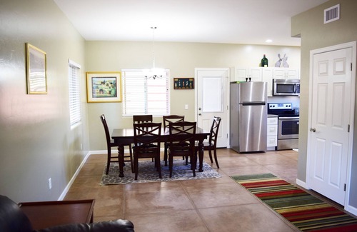 Palo Verde House | Cozy Orange House Suites with Spa and Breakfast Near UA