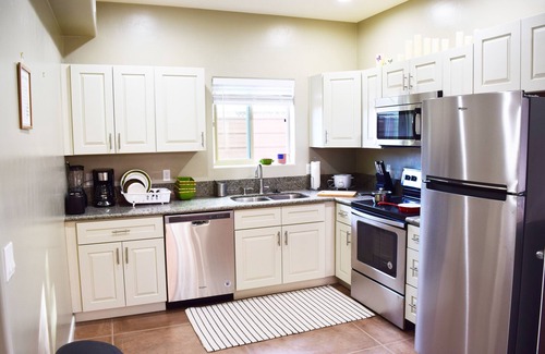 Palo Verde House | Cozy Orange House Suites with Spa and Breakfast Near UA