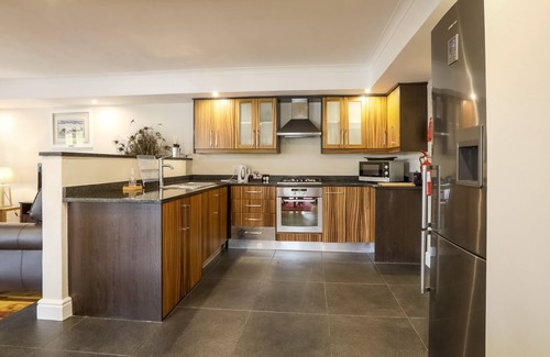 Old Place House | Relax at Orange Inn Knysna: 4-Star Comfort Awaits