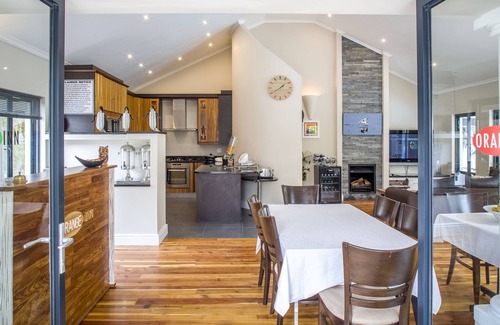 Old Place House | Relax at Orange Inn Knysna: 4-Star Comfort Awaits