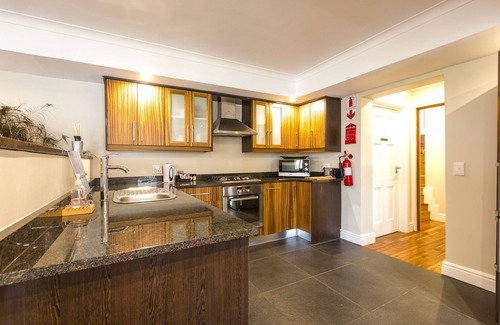 Old Place House | Relax at Orange Inn Knysna: 4-Star Comfort Awaits
