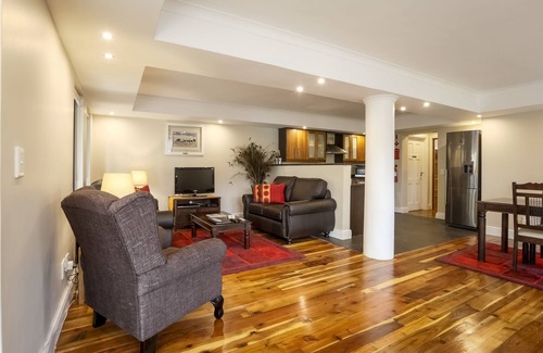 Old Place House | Relax at Orange Inn Knysna: 4-Star Comfort Awaits
