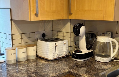 Stroud Apartment | Pet-Friendly Stay at Orange Lilly in Stroud with Pool
