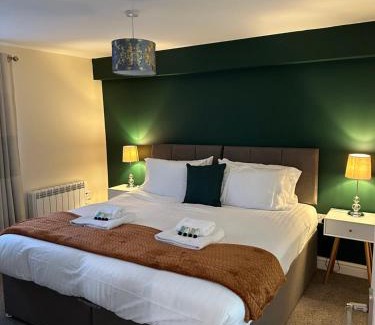 Shirley Apartment | Discover Orange Lilly in Stroud with Free Parking & Pets Welcome