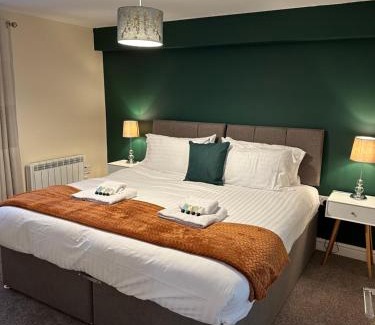 Shirley Apartment | Discover Orange Lilly in Stroud with Free Parking & Pets Welcome