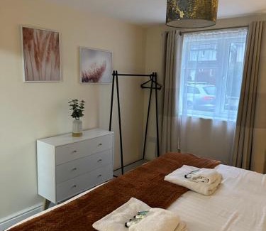 Shirley Apartment | Discover Orange Lilly in Stroud with Free Parking & Pets Welcome