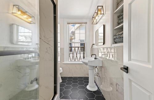 East Rock Apartment | Relaxing Orange Oasis Near Yale with Free Parking