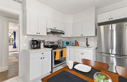 East Rock Apartment | Relaxing Orange Oasis Near Yale with Free Parking