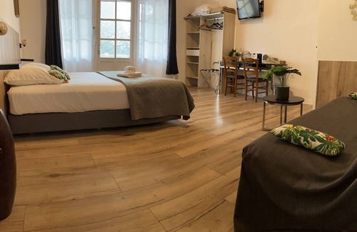 Clairac Hotel | Inviting Orangerie du Château Marith with Pool and Spa