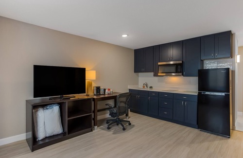 Waldron Hotel | Discover Orangewood Inn & Suites at Kansas City Airport