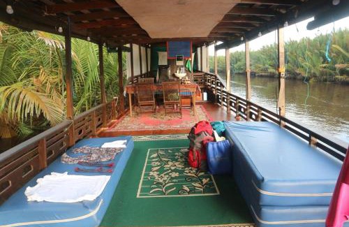 Kumai Boat Rental | Unique Orangutan Kelotok Houseboat for 6 Guests