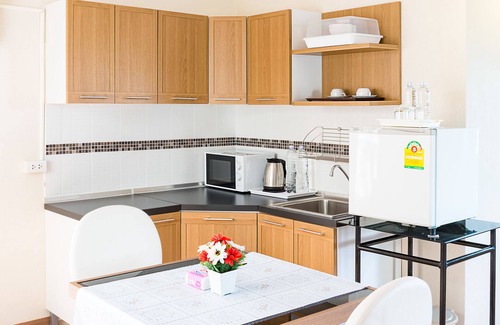 San Sai Apartment | Inviting Orawan Suites: Top-Rated Stay with Breakfast & Kitchen