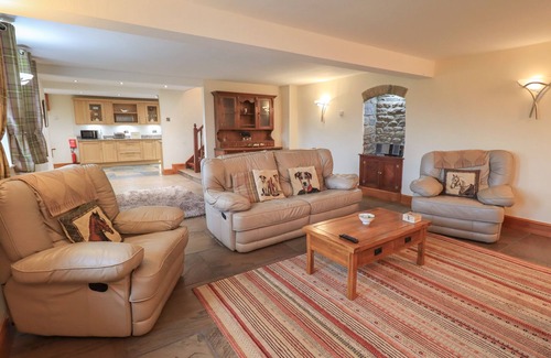 Fourstones Near Bentham Cottage | Inviting Orcaber Farm Barn: Pet-Friendly Retreat Awaits