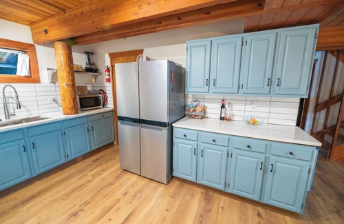 Juneau House | Orcaview Cabin: Wildlife Escape with Oceanfront Amenities