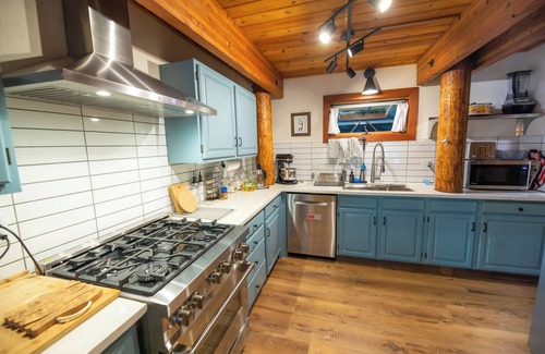 Juneau House | Orcaview Cabin: Wildlife Escape with Oceanfront Amenities