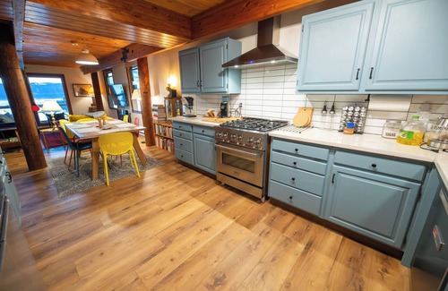 Juneau House | Orcaview Cabin: Wildlife Escape with Oceanfront Amenities