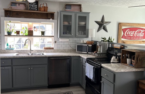 Henry House | Delightful Orchard Acres Farm Barnhouse - 10/10 Guest Rated