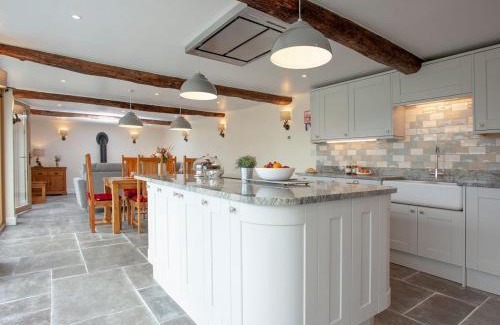 South Tawton House | Guest Rated 10/10 at Orchard Barn with Hot Tub & Pet Friendly
