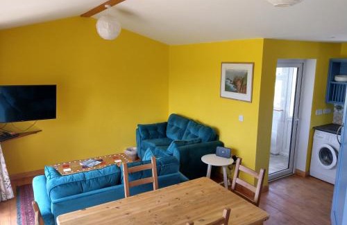Liskeard House | Family-Friendly Getaway at Orchard Chalet - Pet Welcoming Retreat