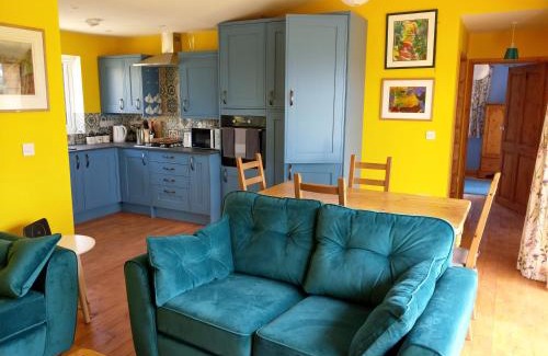 Liskeard House | Family-Friendly Getaway at Orchard Chalet - Pet Welcoming Retreat