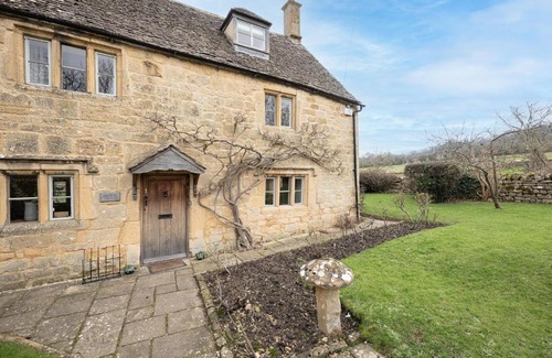 Broadway Apartment | Orchard Cottage - Beautiful Home near Broadway!