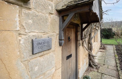 Broadway Apartment | Orchard Cottage - Beautiful Home near Broadway!