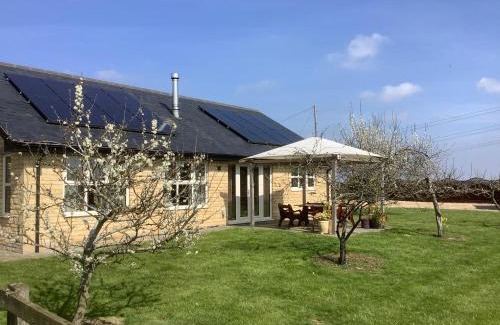 Castle Bytham House | Pet Friendly Orchard Cottage: Oceanfront Retreat in Stamford