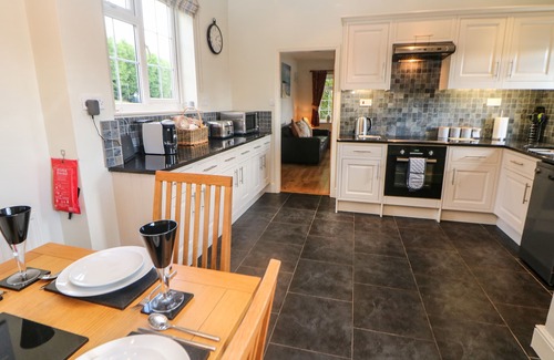 Calwich Cottage | Family-Friendly Orchard Cottage with Spa & Hot Tub in Calwich