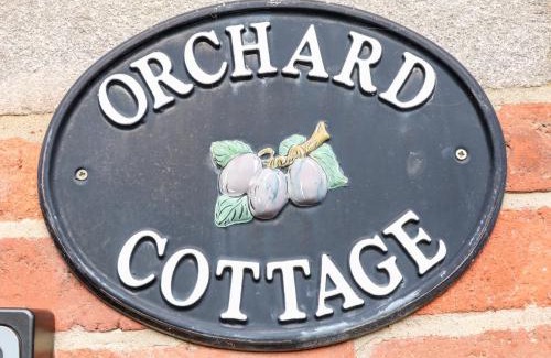 Darley Moor House | Cozy Orchard Cottage: Pet-Friendly Retreat for Families