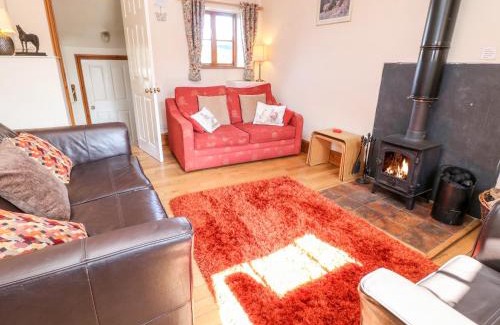Darley Moor House | Cozy Orchard Cottage: Pet-Friendly Retreat for Families
