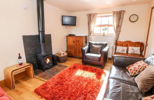Darley Moor House | Cozy Orchard Cottage: Pet-Friendly Retreat for Families