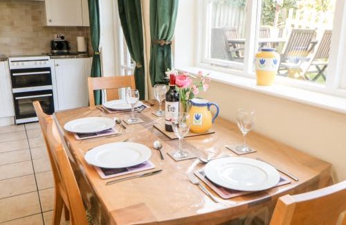 Darley Moor House | Cozy Orchard Cottage: Pet-Friendly Retreat for Families